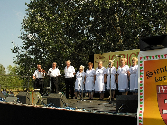 Hagyományőrző népdalkör előadása Puskár Imre bácsi vezetésével