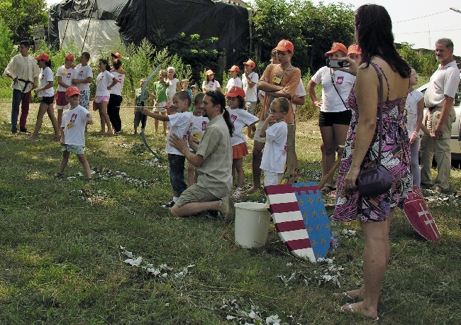 Íjászoktatás a Szent György Lovagrend lovagjainak segítségével