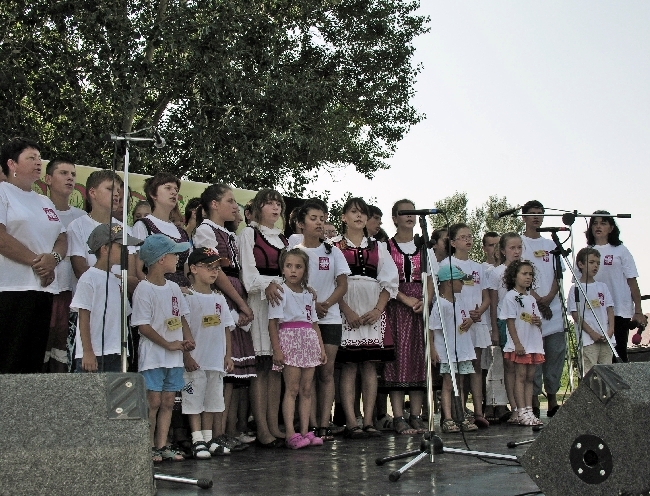 Dévai gyerekek a színpadon