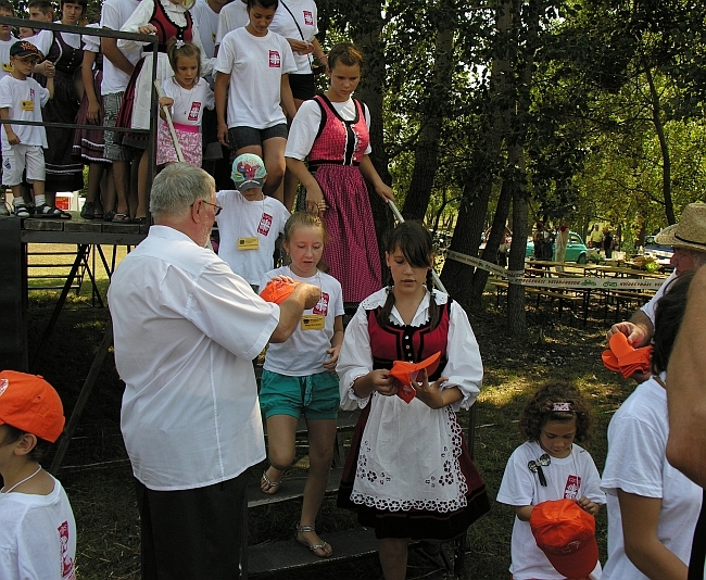 Sapkaosztás a dévai vendég-gyerekeknek