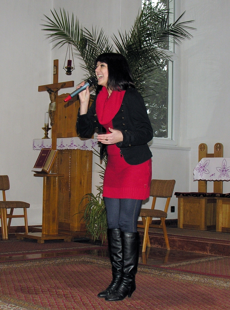 Beke Éva gyerekeknek énekel